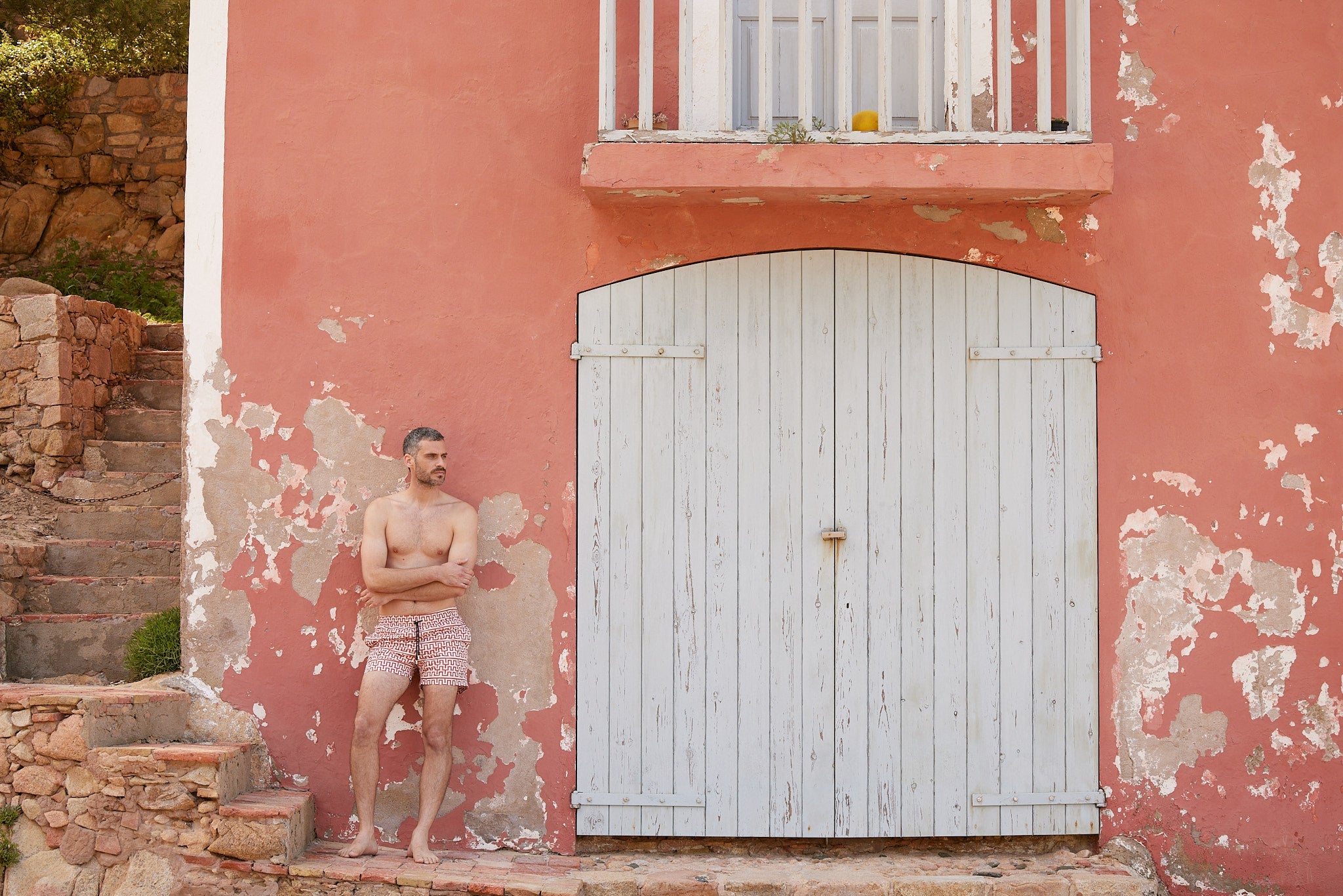 Tenue de plage homme : nos essentiels pour voyager léger cet été