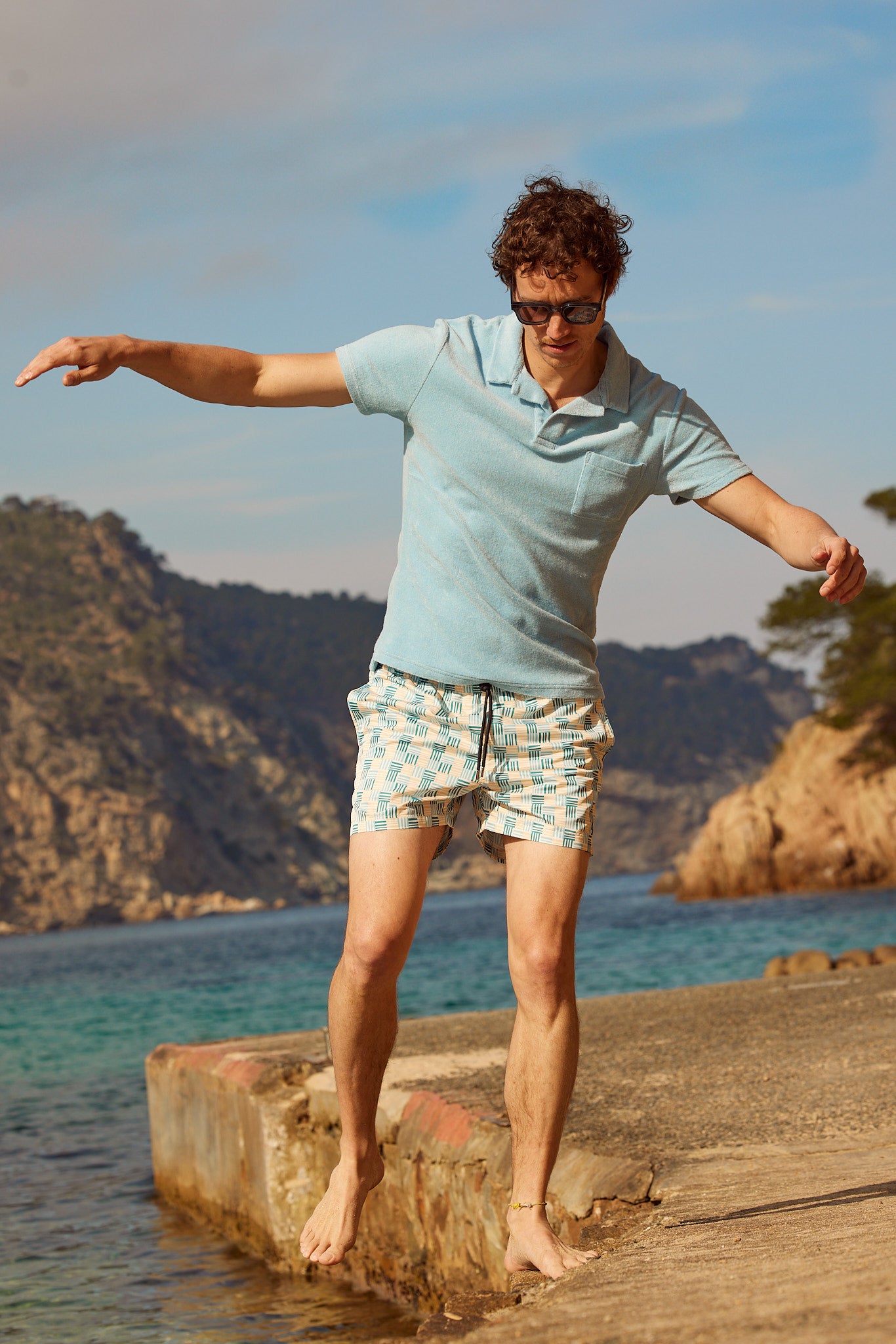 short de bain imprimé bleu et jaune